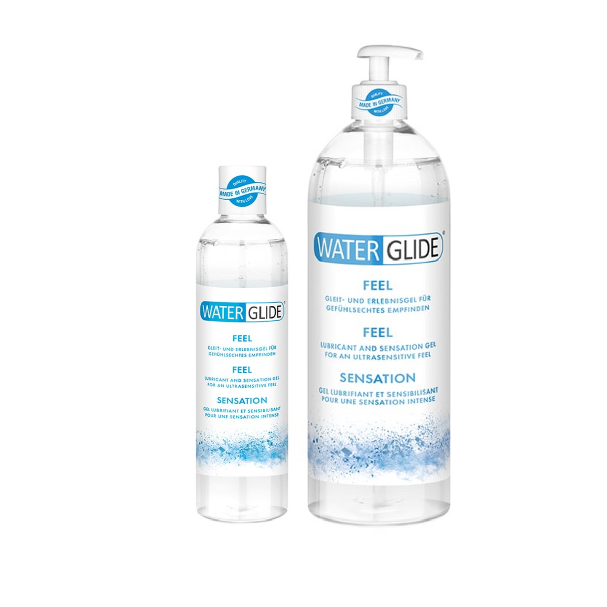 An image of two bottles of Water Glide Feel gel. The bottle on the left is smaller and 300ml, and the bottle on the right is larger with a pump dispenser and is 1000ml. Both bottles are clear, filled with a transparent gel, and have similar blue and white labels. The background is solid white. Imagen principal del producto